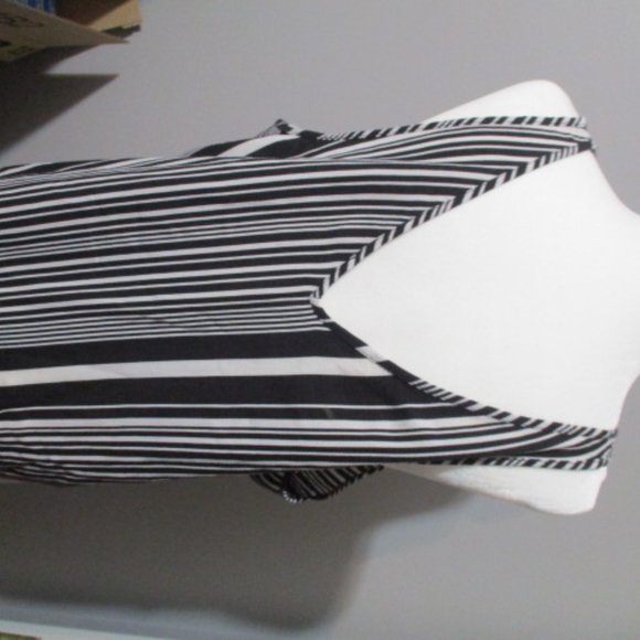 Beautiful Black& White Stripe Tank Top - Picture 3 of 5